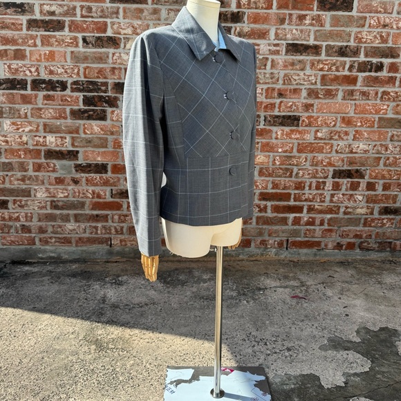 H Hilfiger grey plaid 98% wool blazer w/satin lining / 12 / Excellent condition - Picture 10 of 14